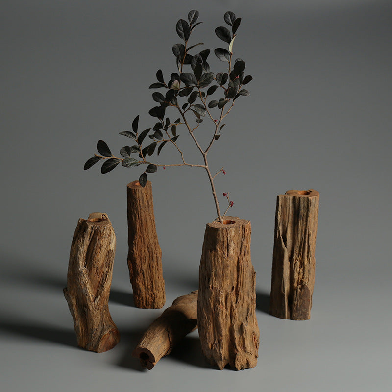 Arrangement floral avec ornements de paysage en bois
