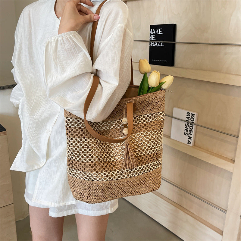 Sacs à bandoulière en paille à rayures d'été avec pendentif pompon, sacs de plage tendance de grande capacité pour vacances en bord de mer