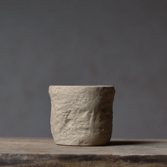 Un pot et deux tasses de céramique artisanale en grès et argile