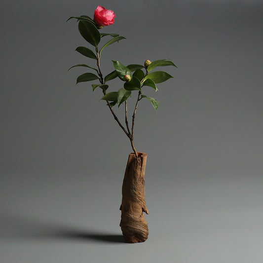 Arrangement floral avec ornements de paysage en bois