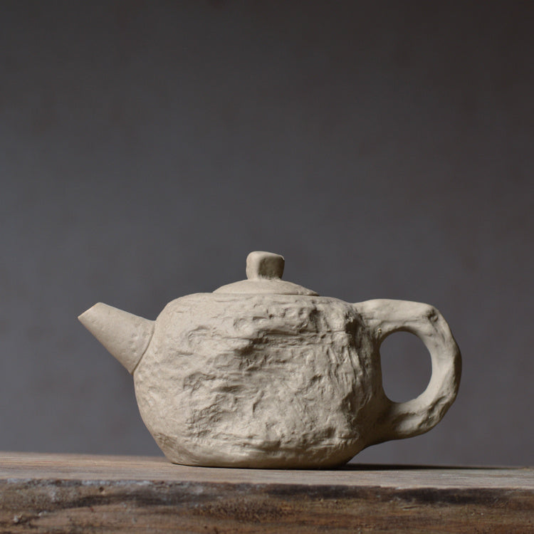 Un pot et deux tasses de céramique artisanale en grès et argile