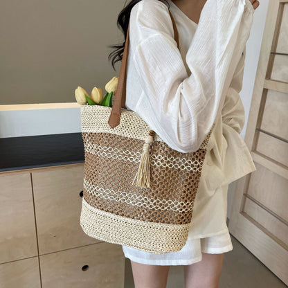 Sacs à bandoulière en paille à rayures d'été avec pendentif pompon, sacs de plage tendance de grande capacité pour vacances en bord de mer