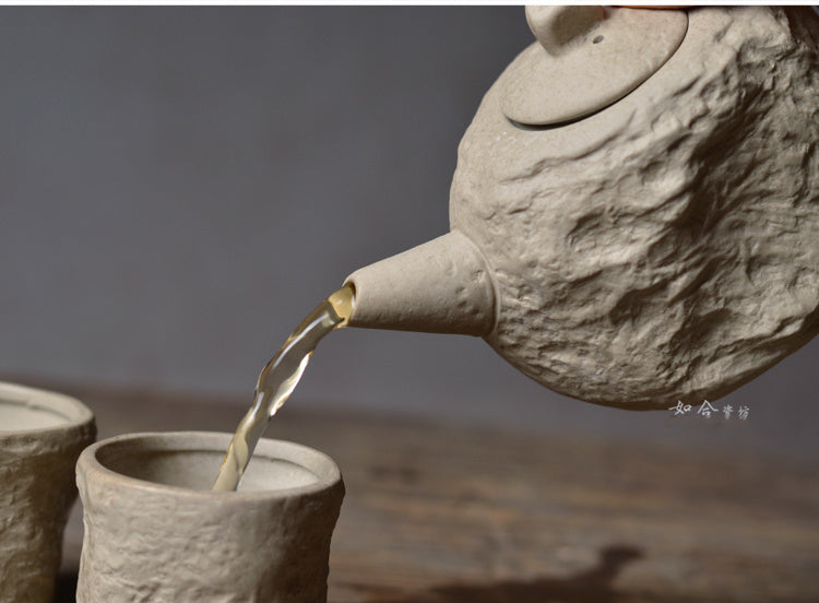 Un pot et deux tasses de céramique artisanale en grès et argile