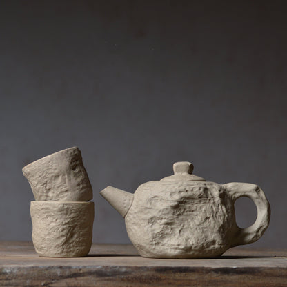 Un pot et deux tasses de céramique artisanale en grès et argile