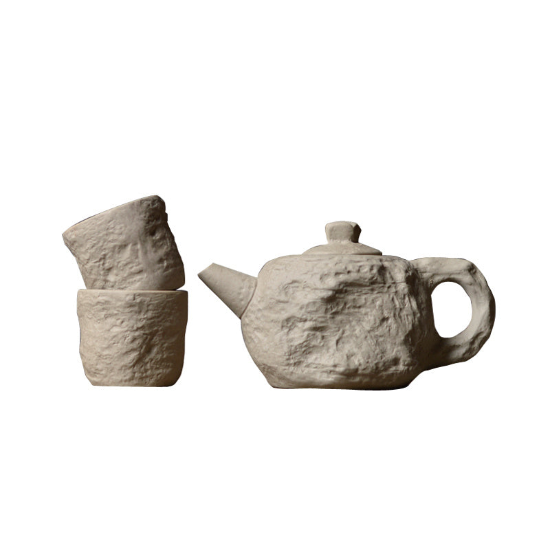 Un pot et deux tasses de céramique artisanale en grès et argile