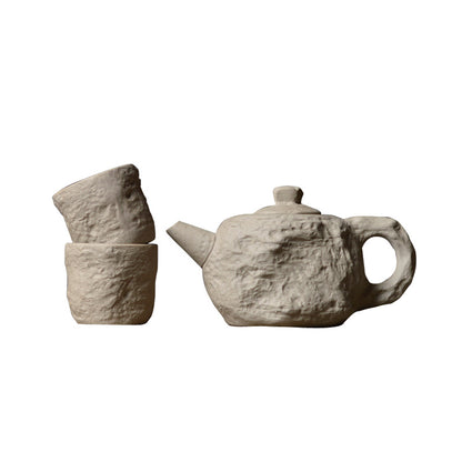 Un pot et deux tasses de céramique artisanale en grès et argile